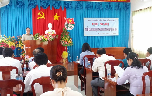 Ông Trần Thanh Đức - Phó Chủ tịch UBND tỉnh, Trưởng Ban chỉ đạo Chiến dịch Thanh niên tình nguyện hè năm 2016 phát biểu tại hội nghị